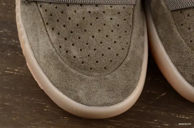 adidas Yeezy Boost Light Brown 750 BY2456 0526